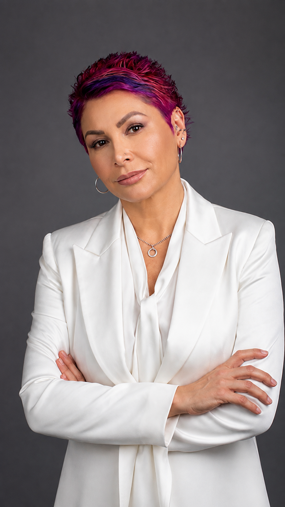 Retrato de Ayda Valencia con traje blanco